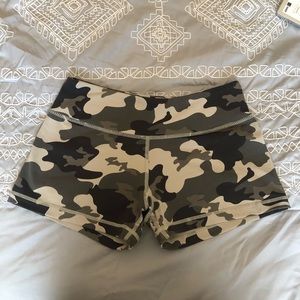 Lululemon size 4 camo shorts